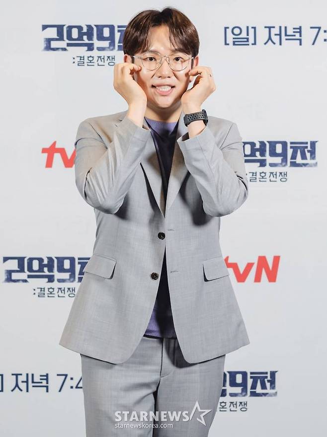 방송인 장성규가 30일 오후 온라인으로 진행된 tvN 예능 프로그램 '2억9천 : 결혼전쟁' 제작발표회에 참석해 포즈를 취하고 있다.  '2억9천 : 결혼전쟁'은 각양각색의 사연을 가진 열 커플이 서로의 믿음과 사랑을 증명하고 결혼이라는 결승점을 향해 달려가는 과정을 담은 압도적 규모의 리얼 커플 서바이벌이다. 오는 2일 첫 방송. / 사진제공 = tvN  방송인 장성규가 30일 오후 온라인으로 진행된 tvN 예능 프로그램 '2억9천 : 결혼전쟁' 제작발표회에 참석해 포즈를 취하고 있다.  '2억9천 : 결혼전쟁'은 각양각색의 사연을 가진 열 커플이 서로의 믿음과 사랑을 증명하고 결혼이라는 결승점을 향해 달려가는 과정을 담은 압도적 규모의 리얼 커플 서바이벌이다. 오는 2일 첫 방송. / 사진제공 = tvN /사진=김창현 기자 chmt@