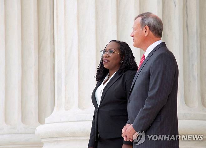 존 로버츠 대법원장과 커탄지 브라운 잭슨 대법관 [로이터 연합뉴스 자료 사진. 재판매 및 DB 금지]