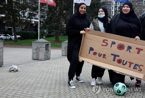 프랑스 여자 축구선수들의 히잡 착용을 지지하는 여성들 [로이터=연합뉴스 자료사진. 재판매 및 DB 금지]