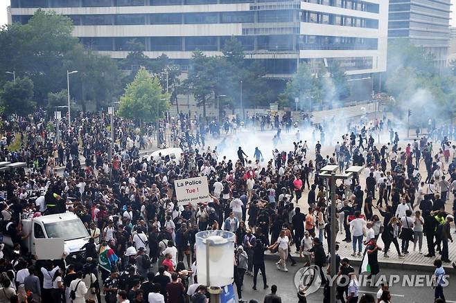 프랑스 낭테르에서 열린 경찰 규탄 시위 [AFP=연합뉴스. 재판매 및 DB 금지]