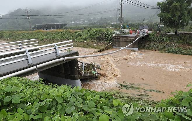 불어난 강물에 끊긴 교량 (영주=연합뉴스) 윤관식 기자 = 30일 경북 영주시 봉현면 하촌교가 불어난 강물에 파손돼 있다. 2023.6.30 psik@yna.co.kr