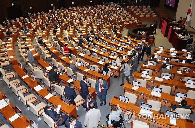 본회의 퇴장하는 국민의힘 (서울=연합뉴스) 한상균 기자 = 30일 국회 본회의에서 국민의힘 의원들이 '노란봉투법'(노동조합 및 노동관계조정법 개정안) 부의 여부 토론 중 퇴장하고 있다. 2023.6.30 xyz@yna.co.kr