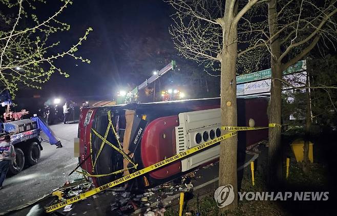 충주 관광버스 전도사고…35명 사상 [연합뉴스 자료사진]