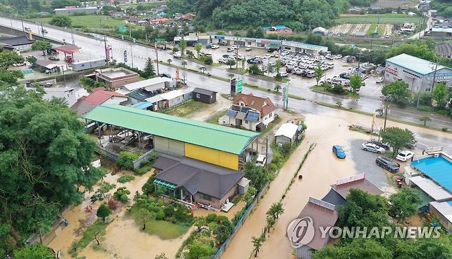 폭우 쏟아진 영주 (영주=연합뉴스) 윤관식 기자 = 30일 경북 영주시 상망동 일대가 일부 물에 잠긴 모습을 보이고 있다. 2023.6.30 psik@yna.co.kr