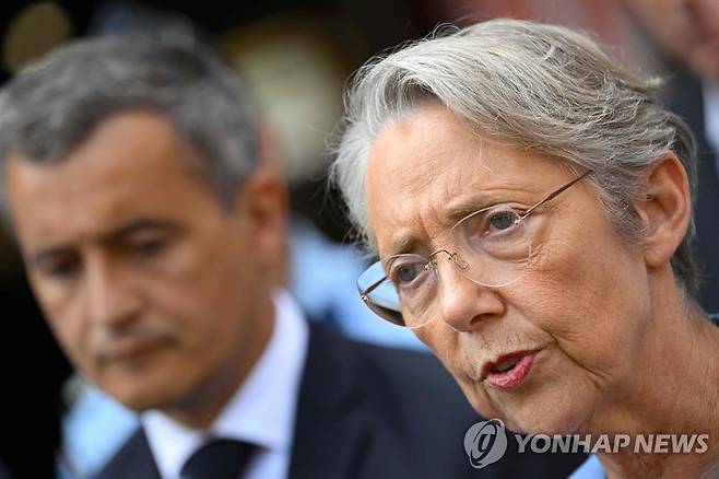 공격 받은 경찰서 방문한 엘리자베트 보른 프랑스 총리 [AFP=연합뉴스. 재판매 및 DB 금지]