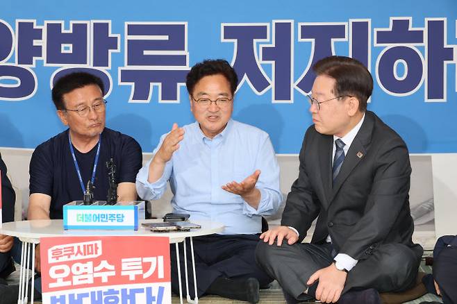 이재명(오른쪽) 더불어민주당 대표가 지난달 26일 오후 국회 본관 앞 후쿠시마 오염수 방류 저지를 위한 단식농성장을 방문, 단식 중인 윤재갑(왼쪽)·우원식 의원을 격려하고 있다.(사진=연합뉴스)