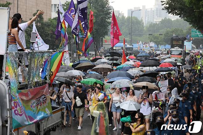 16일 서울광장 일대에서 2022 제23회 서울퀴어퍼레이드 참가자들이 행진하고 있다. 2022.7.16/뉴스1 ⓒ News1 조태형 기자