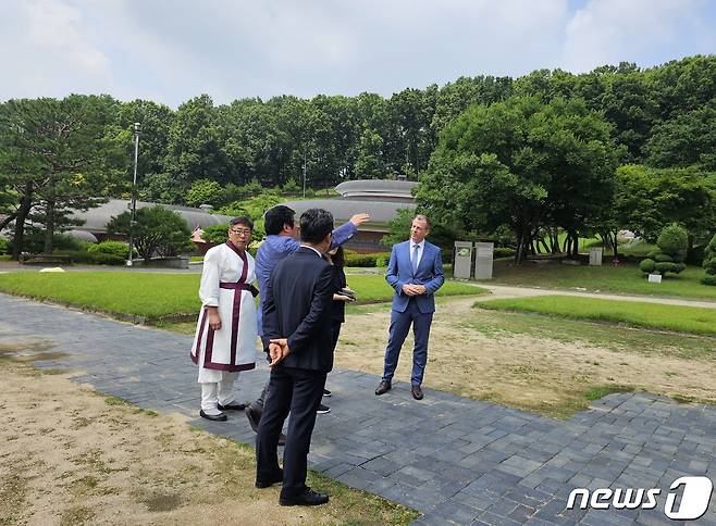 울프 죌터 독일 구텐베르크박물관장(오른쪽)이 1일 현존 세계 최고(最古) 금속활자본 직지를 간행한 충북 청주시 흥덕구 흥덕사의 절터를 방문하고 있다.(청주시 제공).2023.7.1/뉴스1