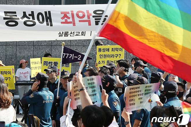 1일 오후 서울 중구 삼일대로 일대에서 '제24회 서울퀴어문화축제' 참가자들이 행진을 시작하자 보수 기독교 단체 회원들이 반(反)동성애 구호를 외치며 맞불집회를 하고 있다. 2023.7.1/뉴스1 ⓒ News1 민경석 기자