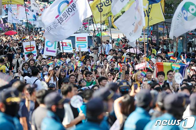 1일 오후 서울 중구 삼일대로 일대에서 '제24회 서울퀴어문화축제' 참가자들이 행진을 시작하고 있다. 2023.7.1/뉴스1 ⓒ News1 민경석 기자