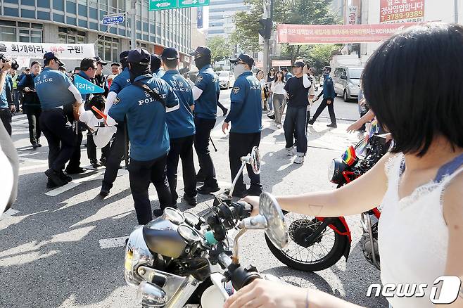 1일 오후 서울 중구 삼일대로 일대에서 '제24회 서울퀴어문화축제' 참가자들이 행진을 시작하자 반(反)동성애 구호를 외치며 난입한 남성이 경찰에 의해 제지 당하고 있다. 2023.7.1/뉴스1 ⓒ News1 민경석 기자