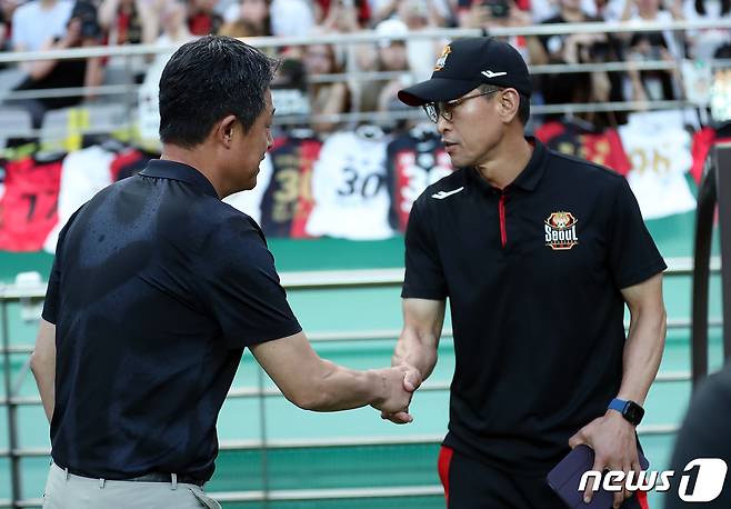 이민성 대전하나시티즌 감독과 안익수 FC서울 감독이 1일 오후 마포구 상암동 서울월드컵경기장에서 열린 2023 하나원큐 K리그1 20라운드 FC서울과 대전하나시티즌의 경기에서 악수를 나누고 있다. 2023.7.1/뉴스1 ⓒ News1 박정호 기자