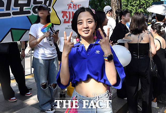 류호정 정의당 의원이 1일 오후 서울 을지로 일대에서 열린 2023 제24회 서울퀴어문화축제에 참석해 포즈를 취하고 있다./임영무 기자