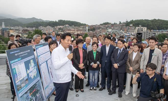 30일 오전 서울 덕성여대 차미리사기념관 옥상에서 오세훈 서울시장이 서울의 고도제한 완화 계획을 발표했다. 2023.6.30 이태경기자