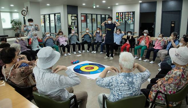 21일 오후 서울 강동구 양재대로 노인돌봄센터 '엄마를 부탁해'에서 어르신들이 공놀이를 비롯한 실내체육활동을 하고 있다. /박상훈 기자