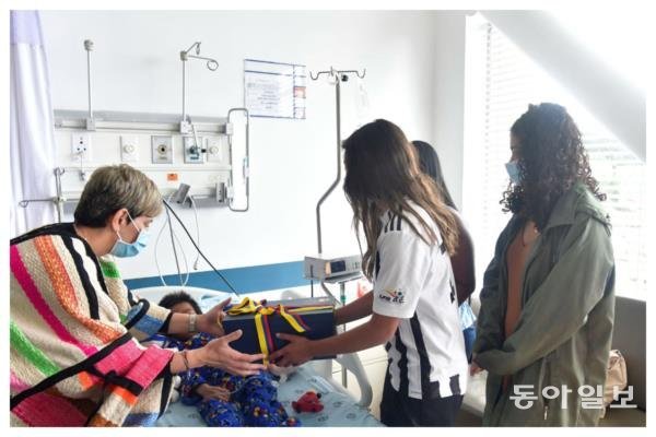 아마존 정글에서 40일 동안 생존하다가 구조된 콜롬비아 4남매가 병원에 입원한 모습. CNN 캡처