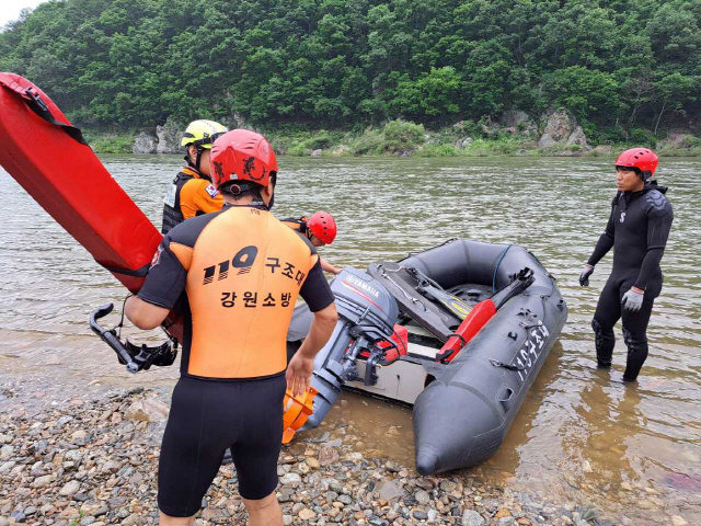 강원 홍천군 서면 팔봉리 홍천강 수난사고 현장에서 구조대원들이 실종자 수색 작업을 벌이고 있다. 강원특별자치도 소방본부 제공