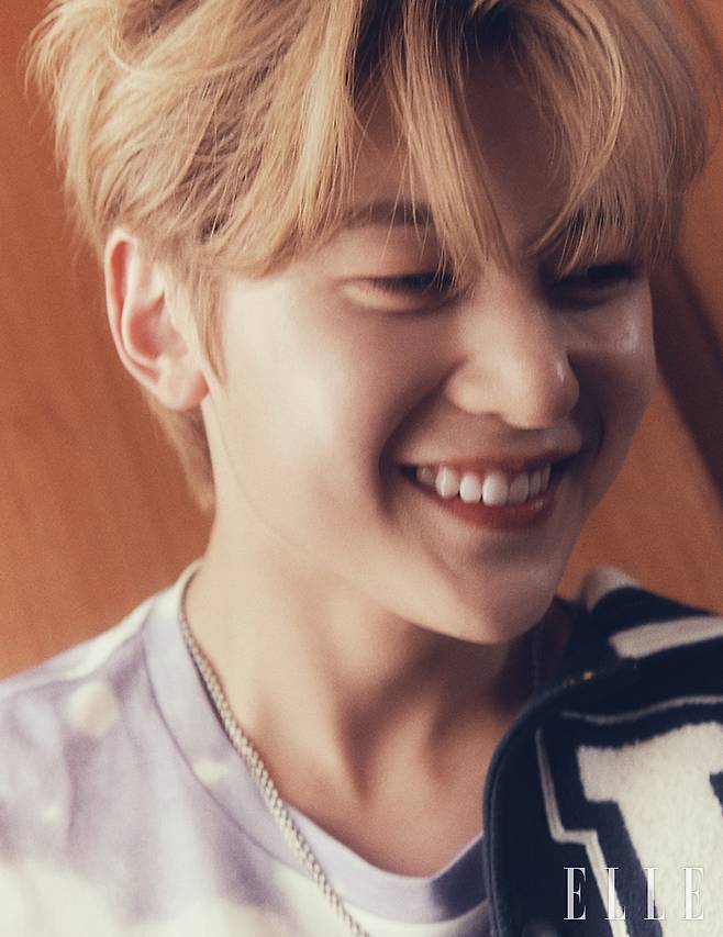 스타디움 재킷은 Kenzo. 프린트 티셔츠는 Isabel Marant Homme. 네크리스는 Off-White™.