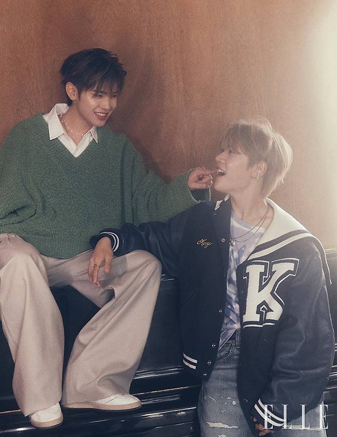 태래가 입은 스웨터는 Loewe. 팬츠는 Neu_in. 네크리스는 Jiwon Choi. 스니커즈는 Golden Goose. 화이트 셔츠는 스타일리스트 소장품. 매튜가 입은 스타디움 재킷은 Kenzo. 티셔츠는 Isabel Marant Homme. 데님 팬츠는 Levi’s. 이어 커프는 Vokchoi. 네크리스는 모두 Bulletto. 스니커즈는 Off-White™. 반지는 스타일리스트 소장품.