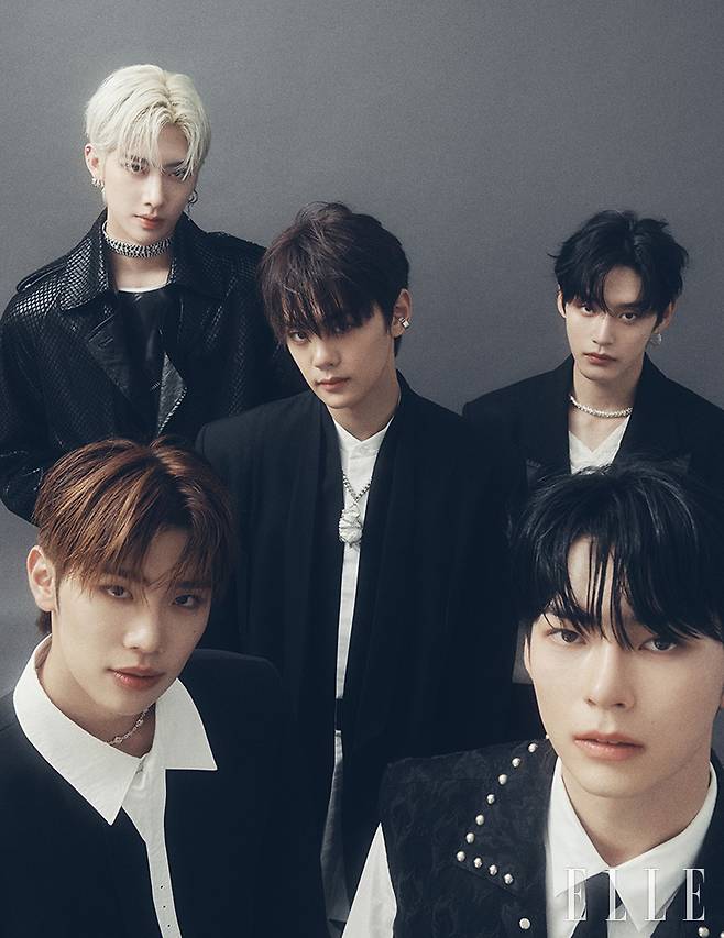 리키가 입은 레더 트렌치코트는 Ul:kin. 프린트 톱은 We11done. 초커는 Swarovski. 오른쪽 귀에 착용한 이어링은 Bulletto. 왼쪽 귀에 착용한 볼드한 이어링은 Jiwon Choi. 규빈이 입은 코트는 Songzio. 화이트 셔츠는 Alexander McQueen. 네크리스는 Ul:kin. 이어 커프는 51 Percent. 지웅이 입은 재킷과 화이트 톱은 모두 De_caffeine Homme. 네크리스와 이어링은 모두 Vokchoi. 한빈이 입은 스터드 베스트는 Wesken. 화이트 셔츠와 타이는 모두 스타일리스트 소장품. 태래가 입은 블랙 재킷과 셔츠는 모두 Neu_in. 네크리스는 Vokchoi.