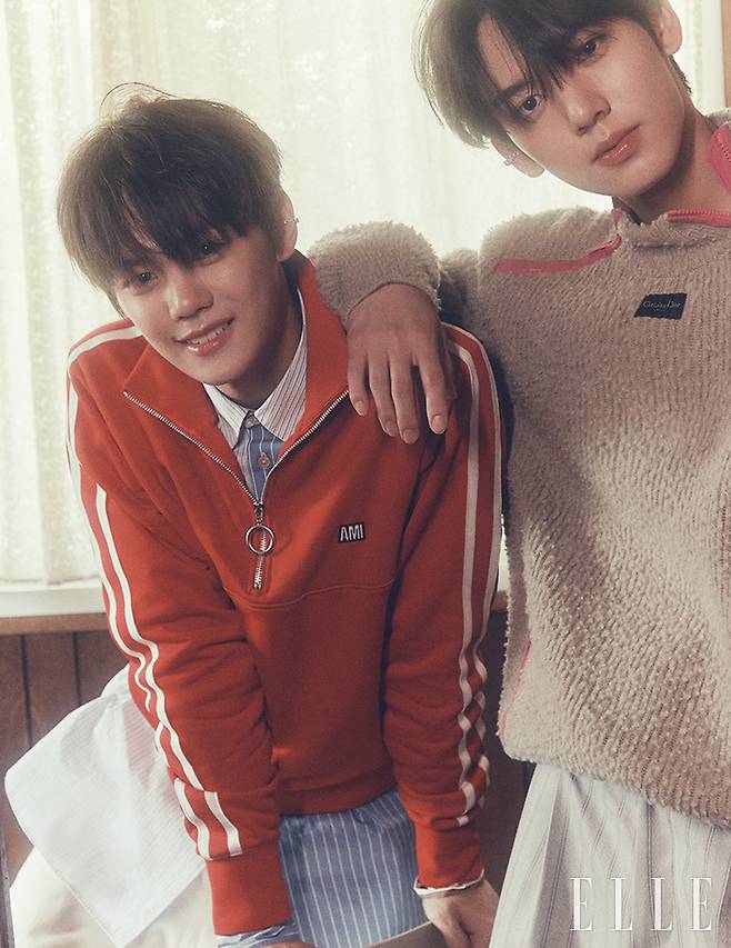 규빈이 입은 스웨트셔츠는 Ami. 스트라이프 셔츠는 Paul Smith. 이어 커프는 Vokchoi. 유진이 입은 니트 톱과 쇼츠는 모두 Dior Men. 이어 커프는 Vokchoi.