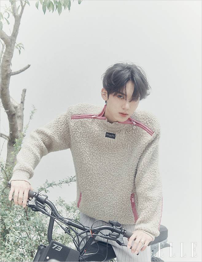 니트 톱과 버뮤다 팬츠, 브로치는 모두 Dior Men. 이어 커프는 Vokchoi. 링은 Portrait Report. 바이크는 Super 73.