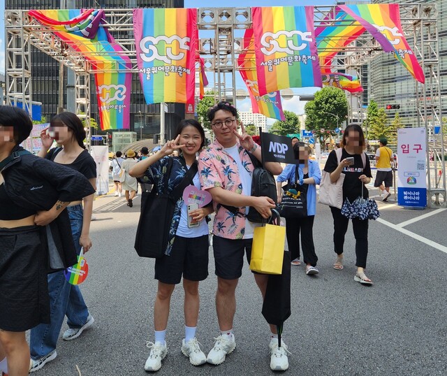 1일 오후 1시55분 ‘제24회 서울퀴어퍼레이드’에 참가한 김연웅(28)씨와 그의 연인이 출입구 앞에서 사진을 찍고 있다. 고병찬 기자