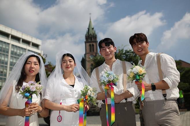 동성부부인 김규진(왼쪽 둘째, 김세연(맨 왼쪽)씨와 10년 차 게이커플 유튜브 채널 망원댁tv의 킴(오른쪽 둘째), 백팩 커플이 1일 오후 서울 명동성당 들머리에서 기념사진을 찍고 있다. 김봉규 선임기자