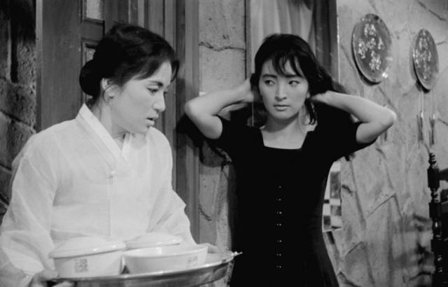 1960년 개봉한 김기영 감독의 영화 '하녀' 속 중산층 가정의 부인(주증녀)와 하녀(이은심)의 모습. 한국영화데이터베이스