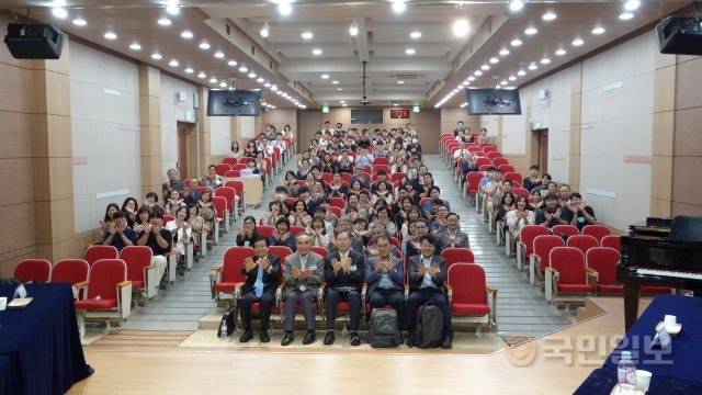 제4회 두날개교수회 신학 포럼 참가자들이 단체사진을 촬영하고 있다. 두날개교수회 제공