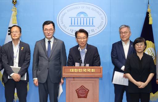 권칠승, 소병철 의원 등 민주당 법사위 위원들이 지난 14일 국회에서 감사원 국정조사 촉구 기자회견을 하고 있다. 연합뉴스