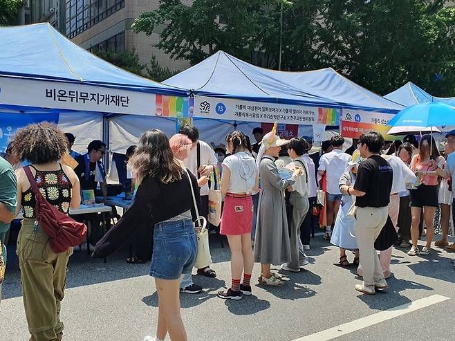 폭염주의보가 내린 1일 서울 을지로2가 일대에서 제24회 서울퀴어문화축제가 열렸다. [사진출처=연합뉴스]