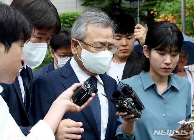 [서울=뉴시스] 김진아 기자 = 대장동 민간 개발업자들을 돕는 대가로 금품을 수수했다는 의혹을 받는 박영수 전 특별검사가 29일 오후 서초구 서울중앙지법에서 열린 구속 전 피의자 심문(영장심사)를 마친 후 법원을 나서고 있다. 2023.06.29. bluesoda@newsis.com