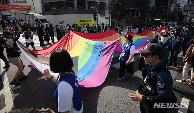 [서울=뉴시스] 권창회 기자 = 1일 오후 서울 을지로 일대에서 열린 제24회 서울퀴어문화축제에서 참가자들이 행진을 하고 있다. 2023.07.01. kch0523@newsis.com