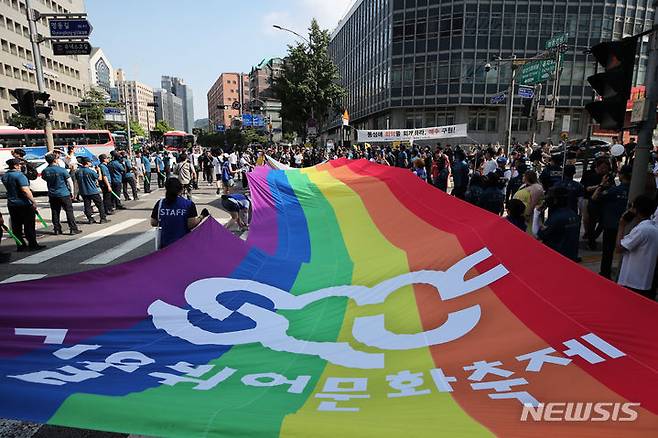 [서울=뉴시스] 권창회 기자 = 1일 오후 서울 을지로 일대에서 열린 제24회 서울퀴어문화축제에서 참가자들이 행진을 하고 있다. 2023.07.01. kch0523@newsis.com