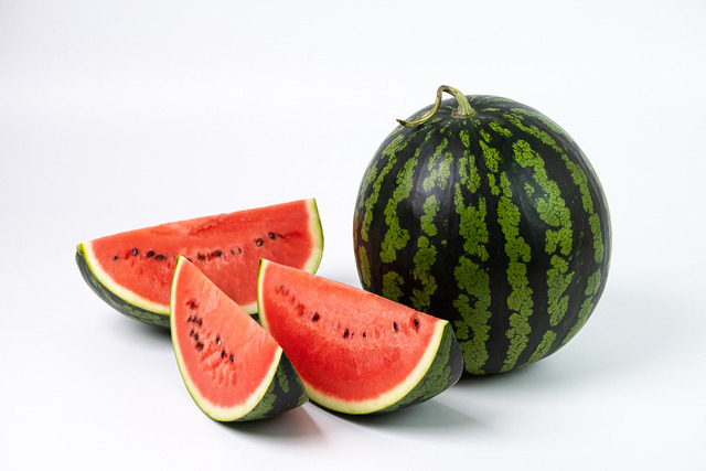 ‘워터멜론(Watermelon)’이라는 영문명이 아깝지 않은 수박. 항산화제인 라이코펜 함량이 풍부해 세포를 손상하고 면역체계를 어지럽히는 활성산소 작용을 억제하는 효과가 있다. 이미지투데이