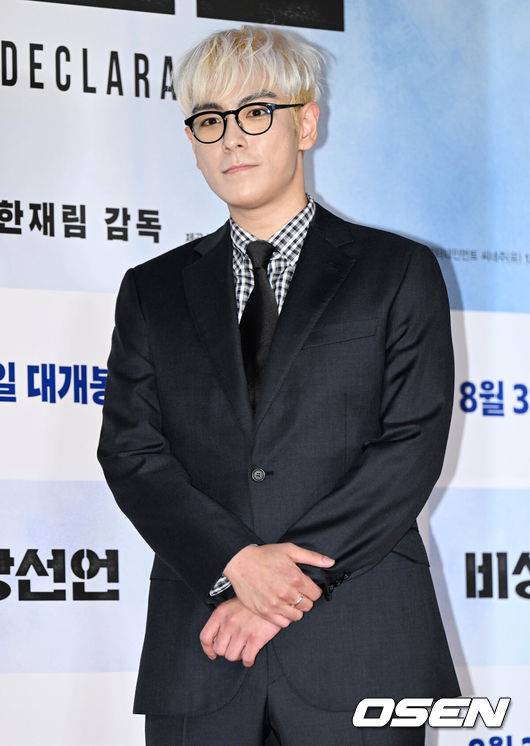 [OSEN=조은정 기자] 영화 '비상선언(감독 한재림)' VIP 시사회 포토월 행사가 25일 오후 서울 강남구 메가박스 코엑스에서 열렸다.배우 송강호, 이병헌, 전도연, 김남길, 임시완, 김소진, 박해준이 ‘출연하는 영화 비상선언'은 사상 초유의 항공 테러로 무조건적 착륙을 선포한 비행기와 재난에 맞서는 사람들의 이야기. 오는 8월 3일 개봉한다.빅뱅 출신 탑이 포즈를 취하고 있다. 2022.07.25 /cej@osen.co.kr