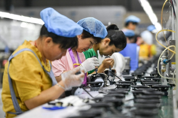 CHINA-ECONOMY-MANUFACTURING - Employees work on an assembly line producing speakers at a factory in Fuyang in China‘s eastern Anhui province on June 30, 2023. Activity in China’s factory sector contracted for a third straight month in June, official data showed on June 30, signalling a patchy recovery in the world‘s number two economy as global demand and raw material prices slumped. (Photo by AFP) / China OUT