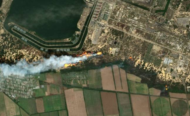 지난해 8월 25일(현지시간) 자포리자 원자력 발전소 인근에서 화재가 발생해 연기가 피어오르고 있다.