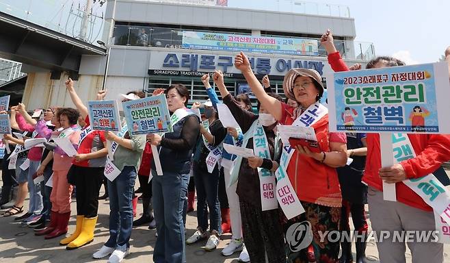 '소래포구 신뢰 회복을 위해' (인천=연합뉴스) 김상연 기자 = 지난달 14일 인천시 남동구 소래포구 전통어시장에서 상인들이 '바가지요금' 근절 등을 결의하며 구호를 외치고 있다. goodluck@yna.co.kr