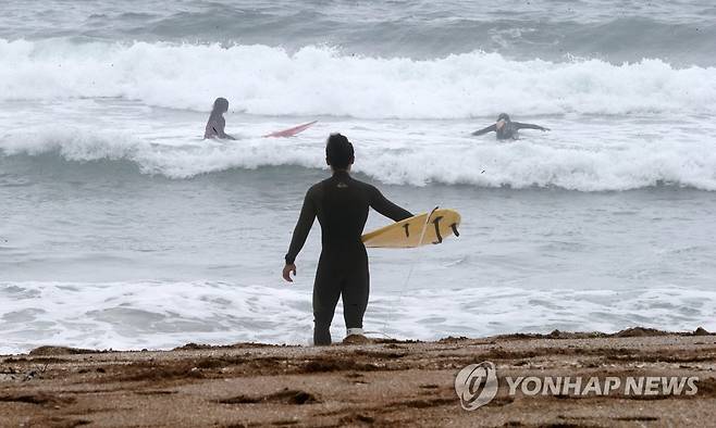 궂은 날씨에도 서핑 삼매경 (서귀포=연합뉴스) 변지철 기자 = 장맛비가 소강상태에 접어든 1일 제주 서귀포 중문색달해수욕장에서 서퍼들이 서핑을 즐기고 있다. 이날 개장한 중문색달해수욕장은 거센 파도와 저시정 등 궂은 날씨로 인해 서퍼들을 제외한 일반 해수욕객 입욕이 통제됐다. 2023.7.1 bjc@yna.co.kr