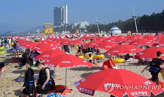 경포해변 백사장 수놓은 빨강 파라솔 (강릉=연합뉴스) 유형재 기자 = 1일 강원 동해안에서 개장 먼저 개장한 강릉 경포해수욕장 백사장에 빨강 파라솔이 들어서 해수욕장 개장을 알리고 있다. 2023.7.1 yoo21@yna.co.kr