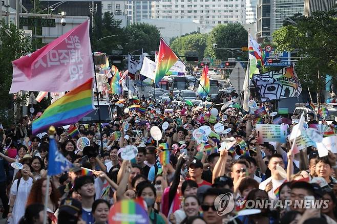 무지개 물결 행진 (서울=연합뉴스) 임화영 기자 = 1일 오후 서울 을지로 일대에서 열린 제24회 서울퀴어문화축제에서 참가자들이 행진하고 있다. 2023.7.1 hwayoung7@yna.co.kr