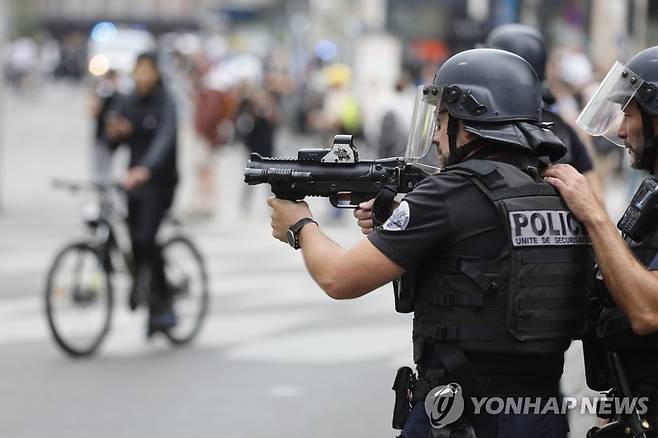 시위대 겨누는 프랑스 경찰 [AP 연합뉴스]