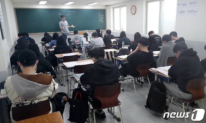 27일 서울시내 한 학원에서 수험생들이 수업을 듣고 있다. 2023.6.27/뉴스1 ⓒ News1 박세연 기자