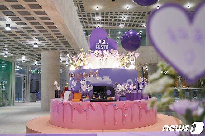 아모레퍼시픽 본사 내 조성된 BTS 10주년 축하 케이크 모형.(아모레퍼시픽제공)