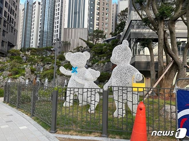 GS건설이 서울 동작구 흑석동에 조성한 흑석리버파크자이 아파트 단지 입구에 위치한 곰 세 마리 가족(독자 제공). ⓒ News1 최서윤 기자