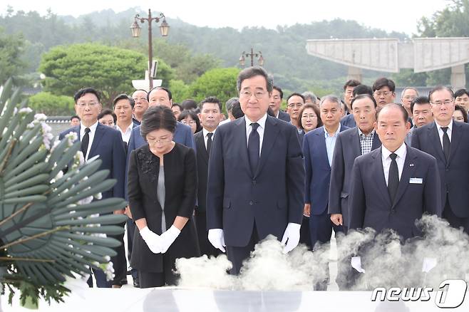 이낙연 전 국무총리는 2일 광주 북구 국립5·18민주묘역을 찾아 헌화 참배하고 있다.2023.7.2/뉴스1 ⓒ News1 김태성 기자