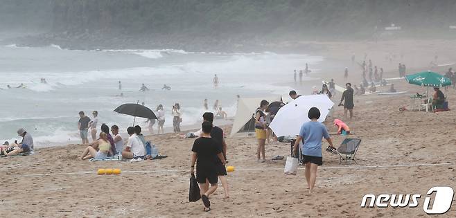 제주 해수욕장 공식 개장 이틀째인 2일 오전 제주 서귀포시 중문색달해수욕장에서 도민과 관광객들이 해수욕을 즐기고 있다. 2023.7.2/뉴스1 ⓒ News1 오현지 기자