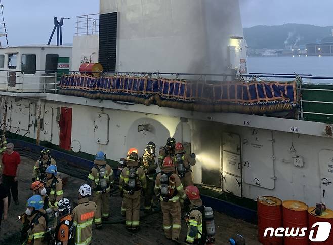 2일 부산 서구 감천항에서 정박 중인 러시아 원양어선 A호(7765톤)에서 불이 나 소방대원들이 진입하고 있다.(부산소방재난본부 제공)